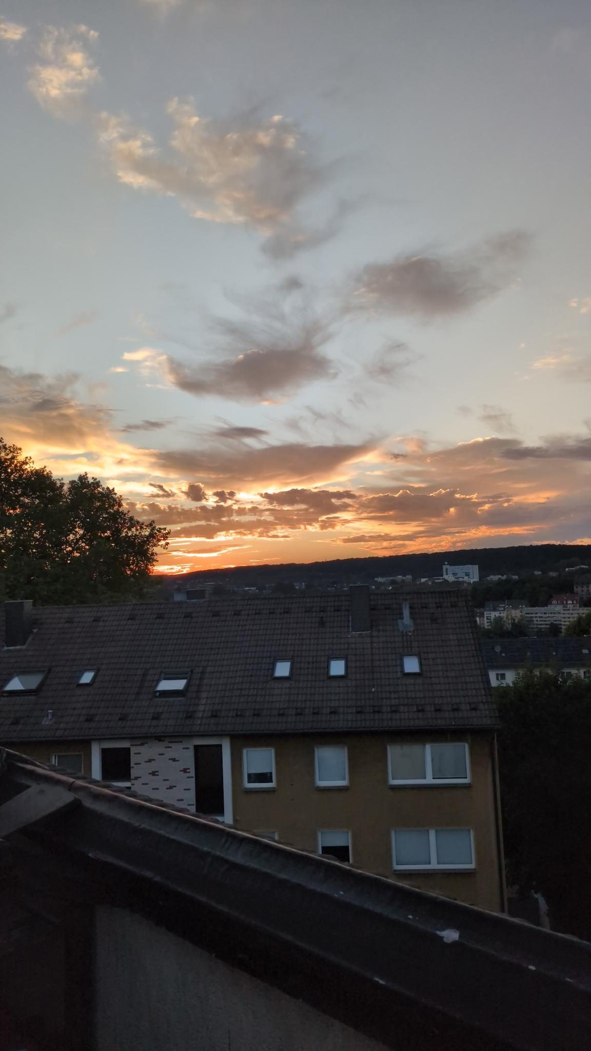 Sonnenuntergang mit Wolken ueber Wuppertal